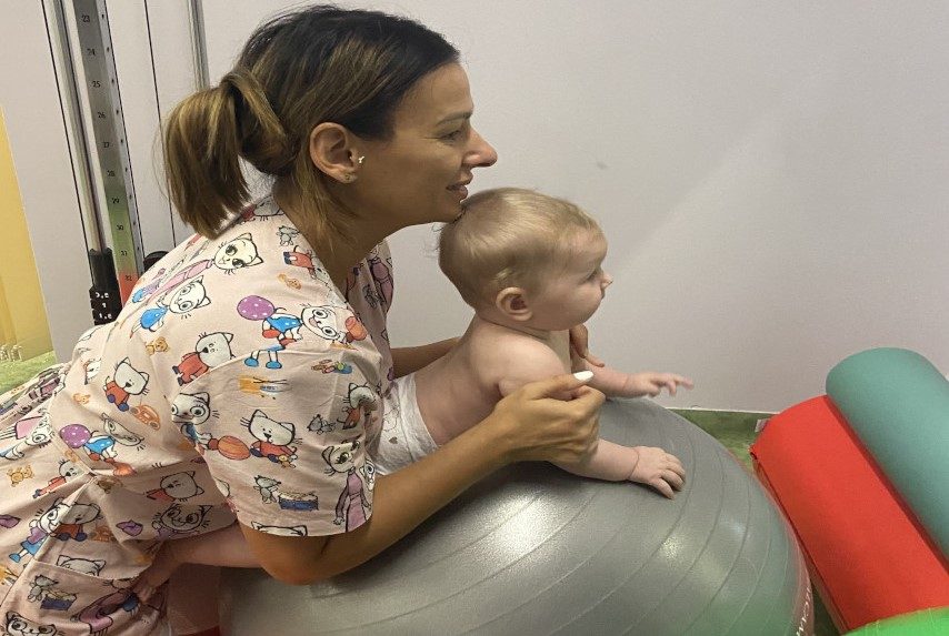 Fizjoterapia dziecka na piłce rehabilitacyjnej